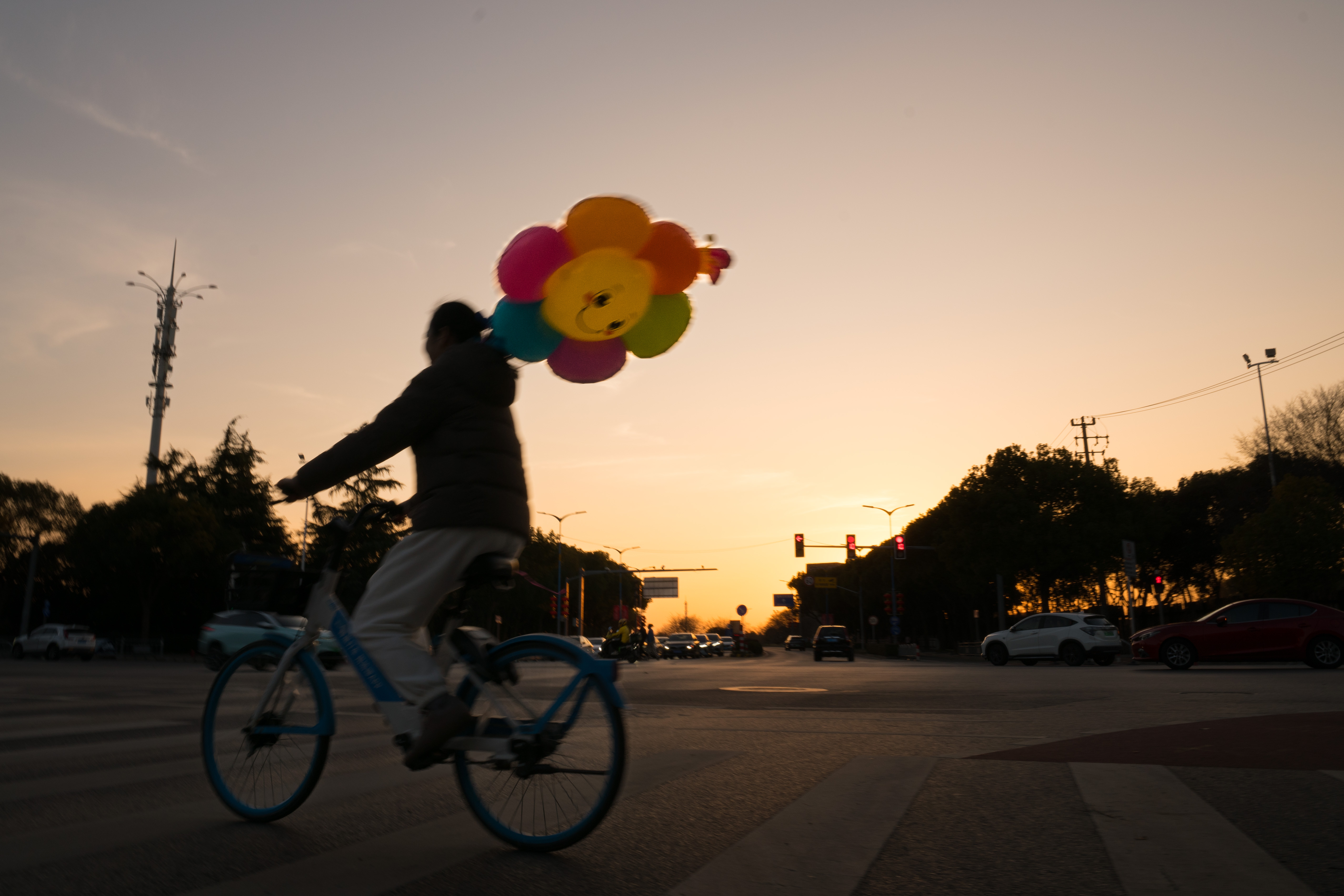 2024-02-16, 黄昏, 气球, 路人, 微笑, 上海