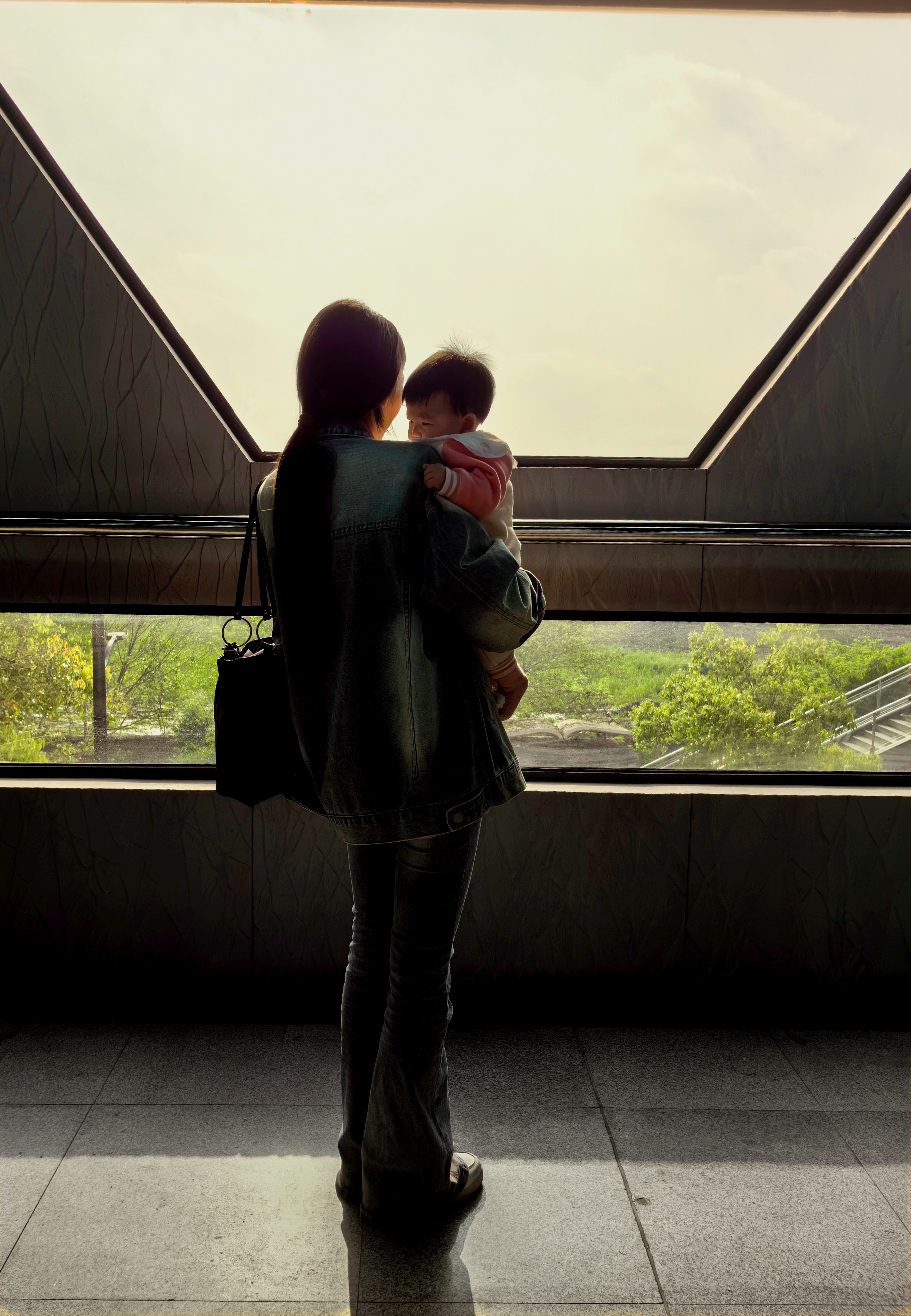 2024-04-23, 女人, 孩子, 等待, 随手拍, 上海